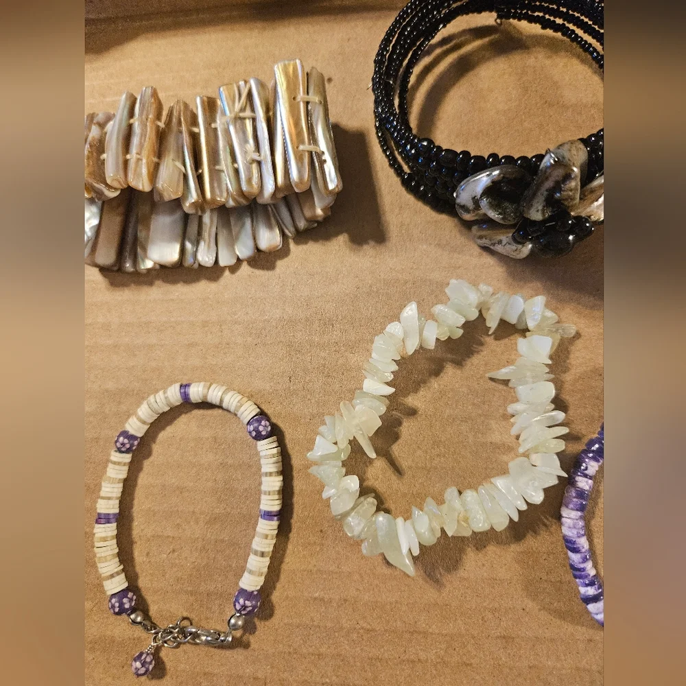 Lot 6 Pc Shell Bracelets Assorted